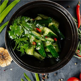 Битые огурцы с чесноком, чили перец 02560