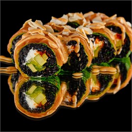 Ролл с лососем и миндалем 02767